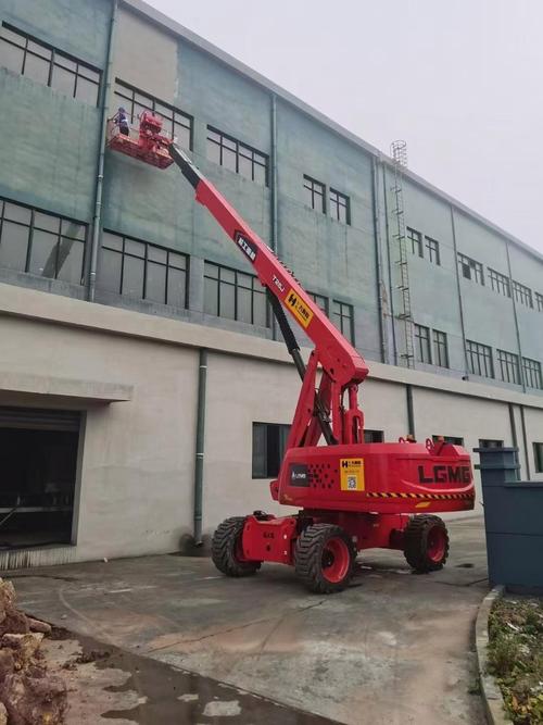 高空作業(yè)車租賃 安全、高效、靈活的現(xiàn)代化施工解決方案